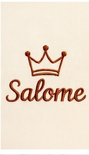 Nombre Salome bordado con una corona